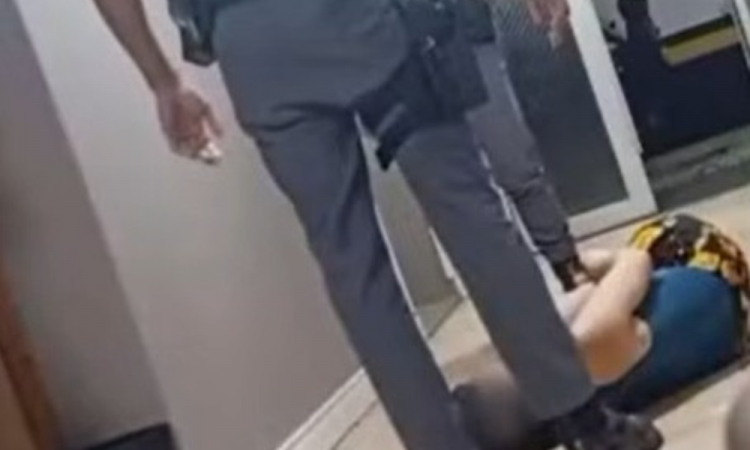 Mulher é agredida por PM com socos e chutes no litoral de SP