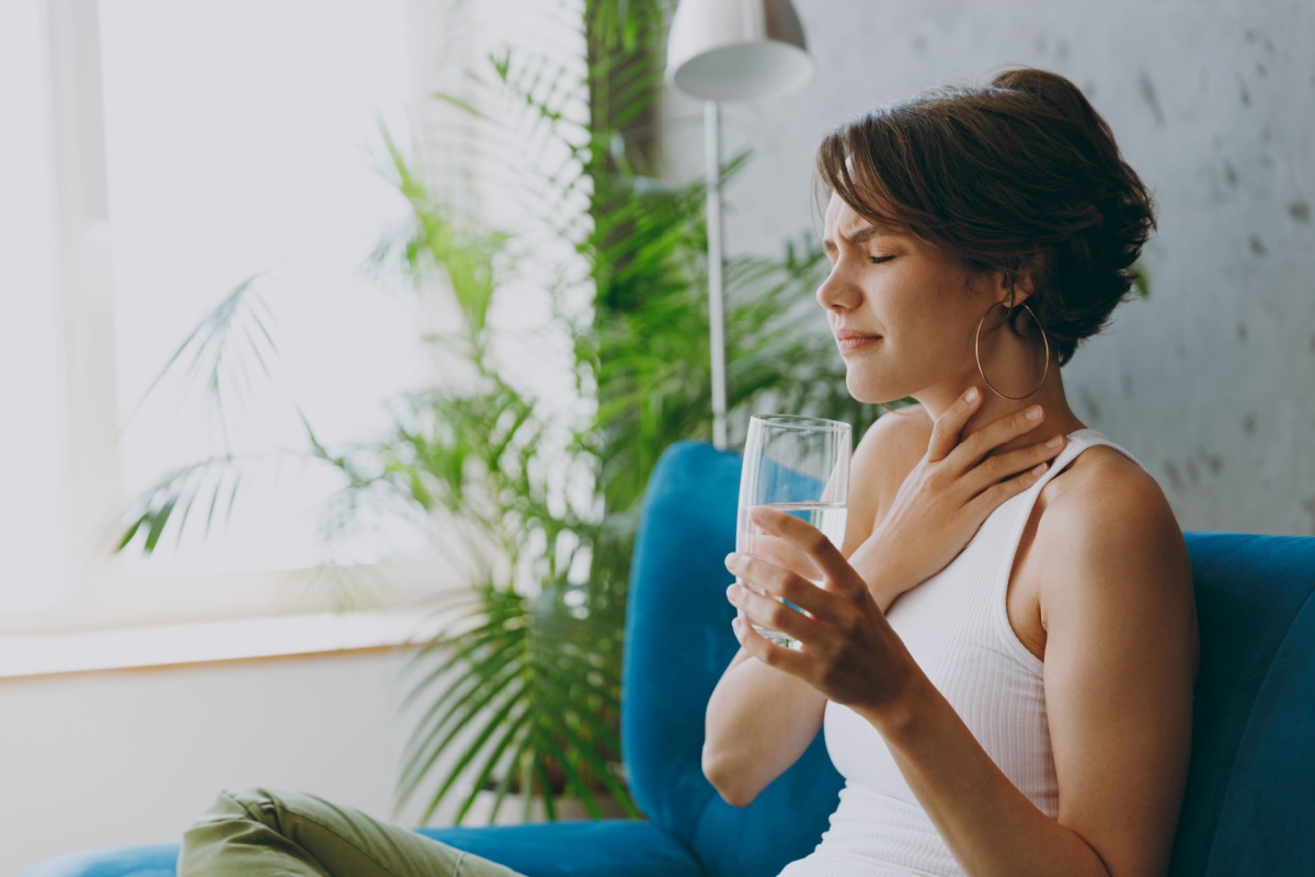 A condição pode provocar tosse frequente durante as refeições, engasgos, pneumonias aspirativas, desnutrição e desidratação 