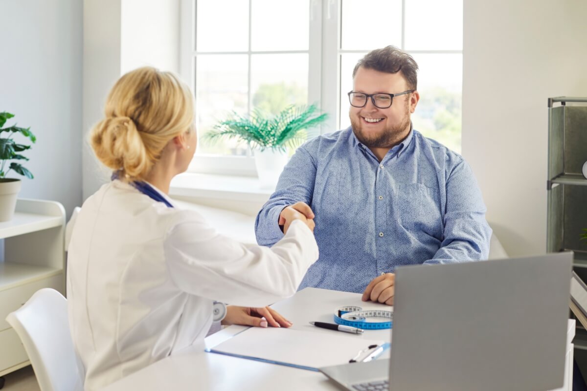 Influenciada por fatores hormonais, genéticos, emocionais e socioeconômicos, a obesidade é uma doença crônica que precisa de acompanhamento profissional 