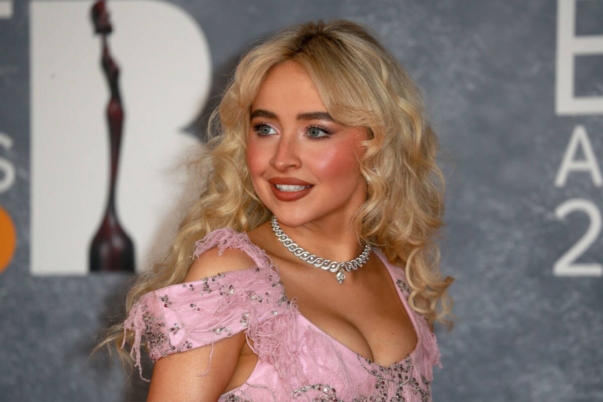 Com produções de beleza distintas, Sabrina Carpenter e Doechii traduzem bem o espírito criativo do Lollapalooza 