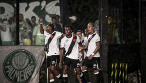 Equipe do Vasco da Gama comemora vitória do jogo