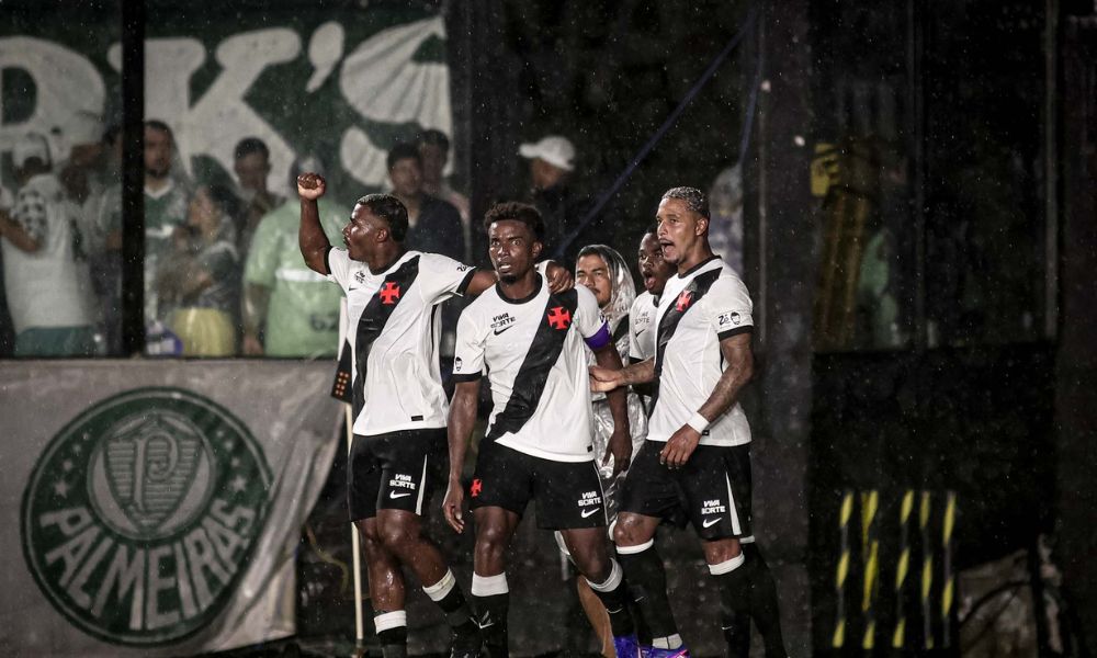 Equipe do Vasco da Gama comemora vitória do jogo