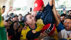 Flávio faz aceno às mulheres e critica segurança pública do PT em 1º discurso no Nordeste