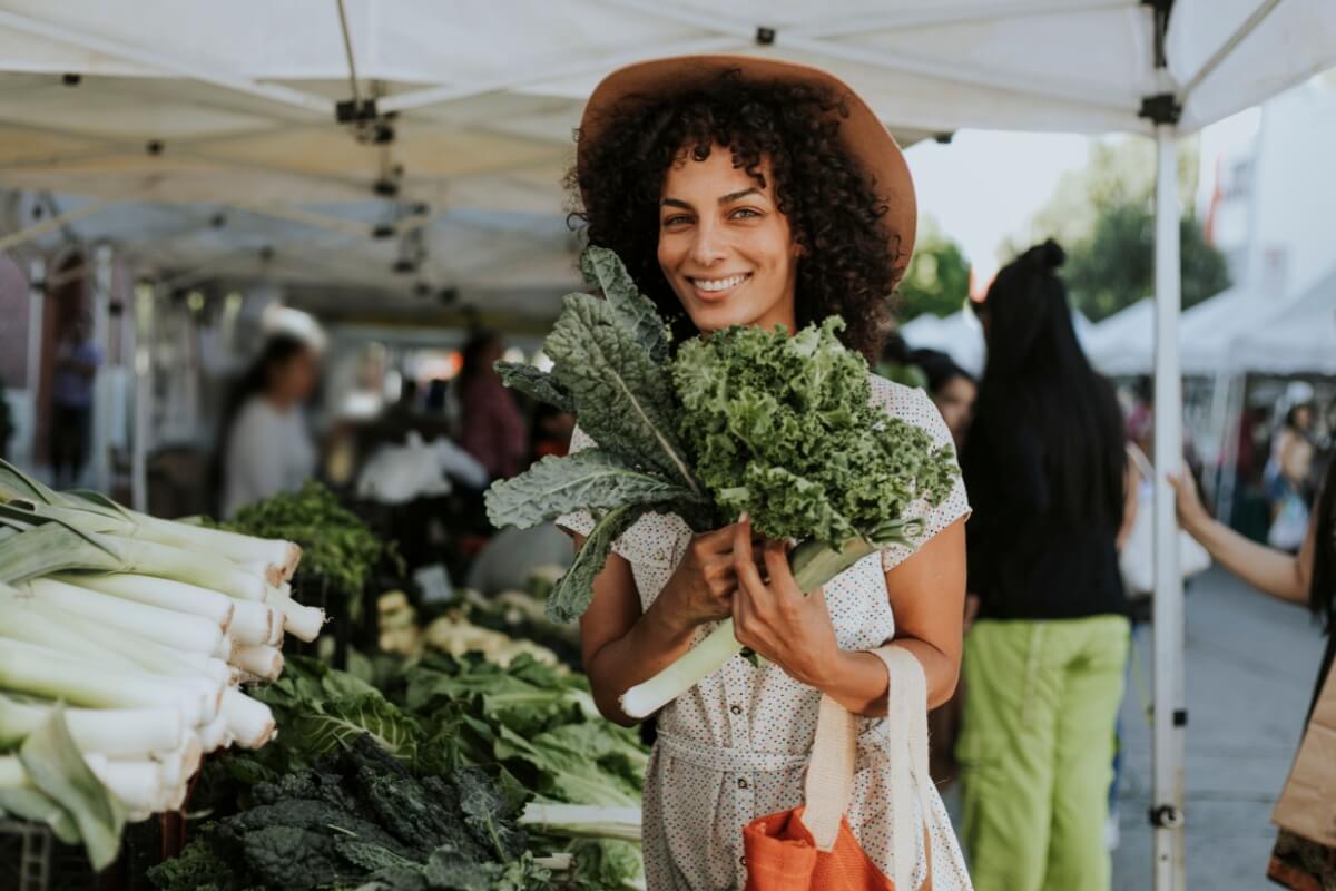 Incluir verduras de folhas verde-escuras na alimentação é uma ótima forma de aumentar a ingestão de nutrientes importantes 