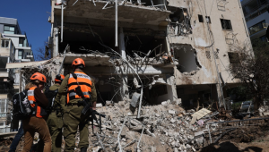 Irã e Israel intensificam bombardeios apesar de Trump sinalizar negociações de paz