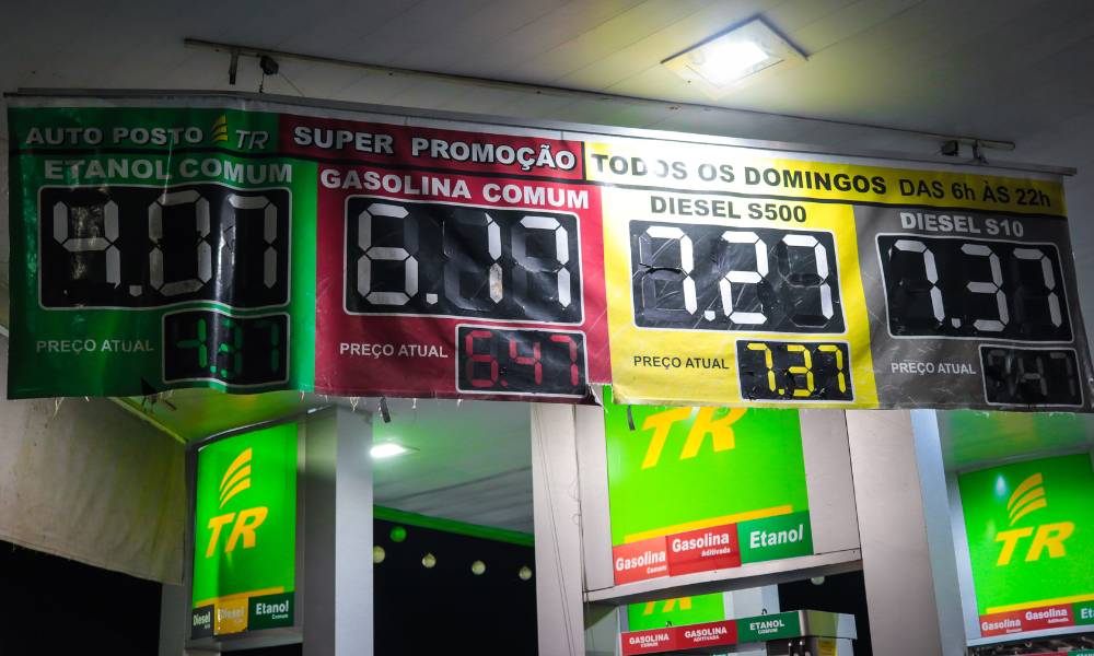 Valores da gasolina, diesel e etanol, em um posto em São Paulo