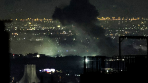 Colunas de fumaça se elevam do local dos ataques aéreos perto da Torre Azadi, no oeste de Teerã, nesta terça-feira (10)