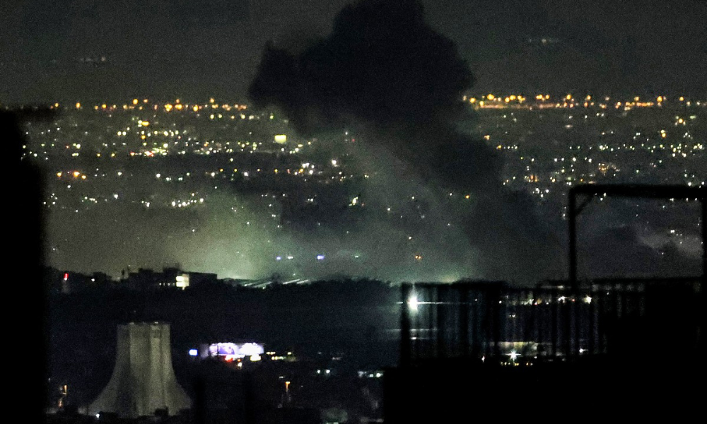 Colunas de fumaça se elevam do local dos ataques aéreos perto da Torre Azadi, no oeste de Teerã, nesta terça-feira (10)