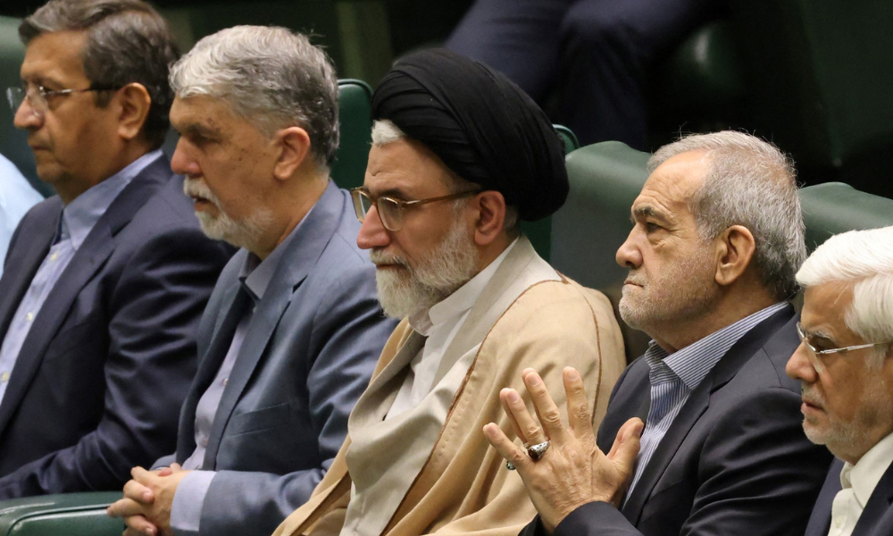 Ministro de Inteligência do Irã, Esmail Khatib (no centro da imagem)