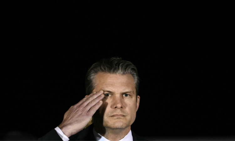 Secretário de Defesa dos EUA, Pete Hegseth, presta continência enquanto membros de uma equipe do Exército dos EUA carregam um caixão coberto com a bandeira americana contendo o corpo do sargento Benjamin N. Pennington