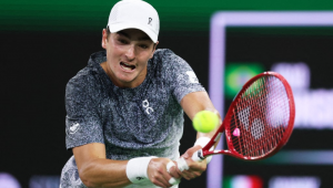 João Fonseca durante partida contra Jannik Sinner, nº 2 do mundo, pela quarta rodada de Indian Wells