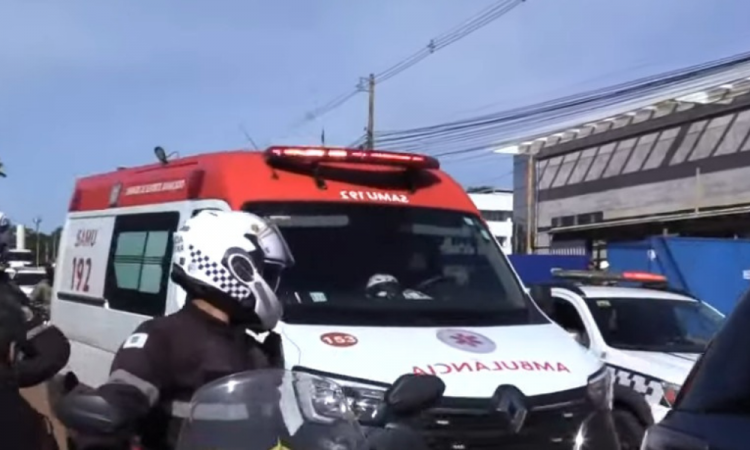Bolsonaro chega de ambul&acirc;ncia do Samu ao hospital DF Star, em Bras&iacute;lia