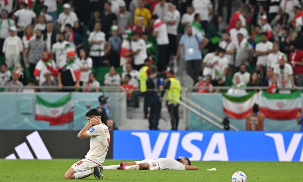 Meio-campista iraniano Ali Karimi e o zagueiro iraniano Ramin Rezaeian após a partida entre Irã e Estados Unidos, pelo grupo B da Copa do Mundo de 2022, no Catar