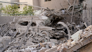 Escombros e destroços cobrem um veículo destruído após um ataque com mísseis a um bairro de Teerã, no Irã, no sábado (28)