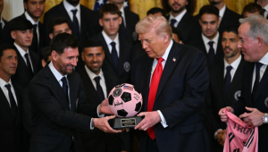 Lionel Messi entrega ao presidente dos EUA, Donald Trump, um troféu em forma de bola durante um evento em homenagem ao Inter Miami CF, na Casa Branca