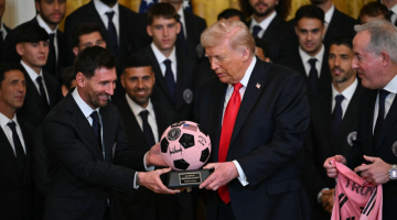 Lionel Messi entrega ao presidente dos EUA, Donald Trump, um trof&eacute;u em forma de bola durante um evento em homenagem ao Inter Miami CF, na Casa Branca