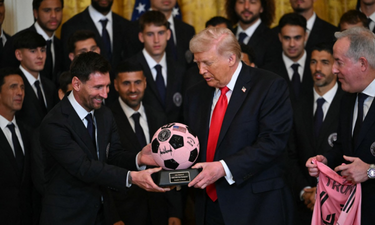 Lionel Messi entrega ao presidente dos EUA, Donald Trump, um troféu em forma de bola durante um evento em homenagem ao Inter Miami CF, na Casa Branca