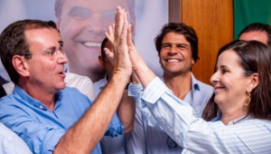 Candidato ao governo do RJ Eduardo Paes (PSD) e sua candidata a vice, Jana Reis (MDB)