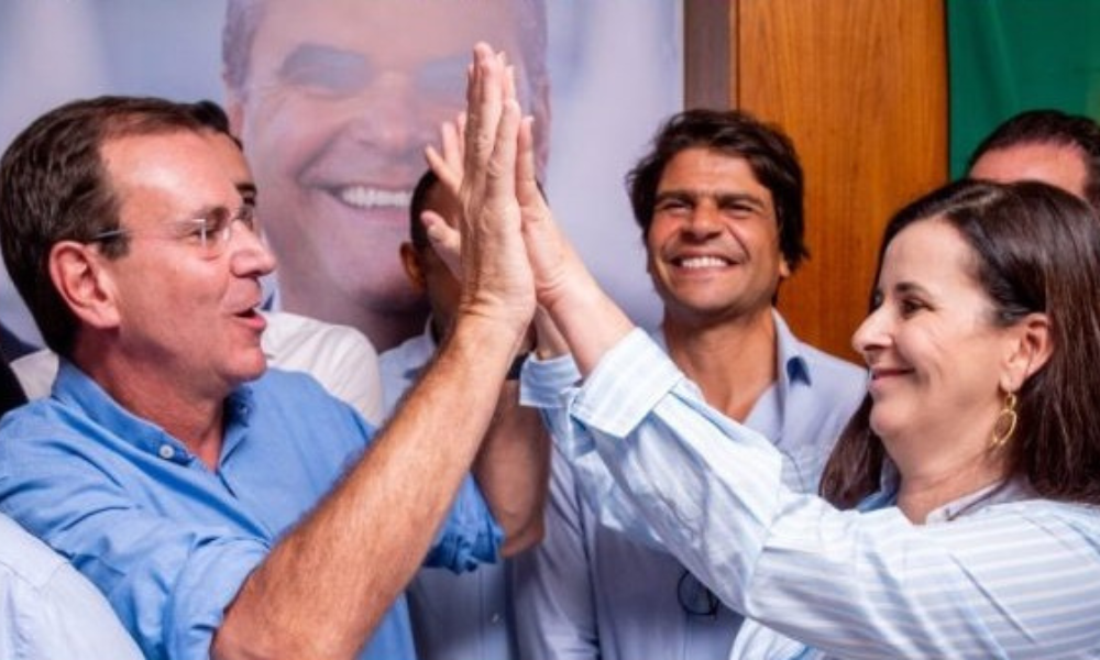 Candidato ao governo do RJ Eduardo Paes (PSD) e sua candidata a vice, Jana Reis (MDB)