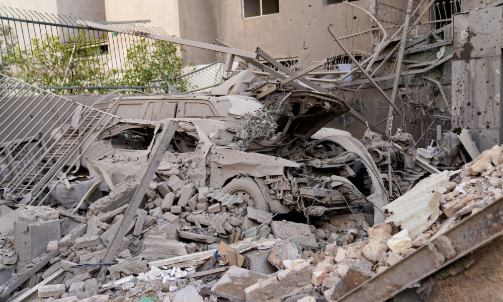 Escombros e destroços cobrem um veículo destruído após um ataque com mísseis a um bairro de Teerã, no Irã, no sábado (28)