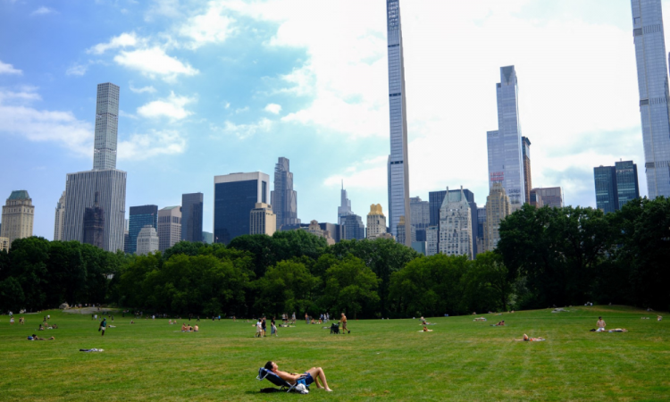 Pessoas tomam sol no Central Park, no bairro de Manhattan, em Nova York