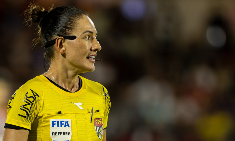 Árbitra Daiane Caroline Muniz dos Santos, durante partida entre Bragantino x São Paulo