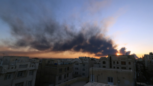 Coluna de fumaça após um ataque à capital iraniana, Teerã, nesta terça-feira (3)