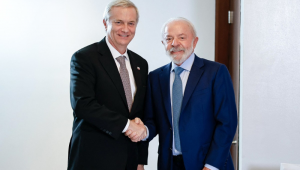 Presidente Lula (PT) cumprimenta o novo presidente do Chile, José Antonio Kast, durante uma reunião bilateral no 'Fórum Econômico Internacional da América Latina e do Caribe', na Cidade do Panamá, em janeiro