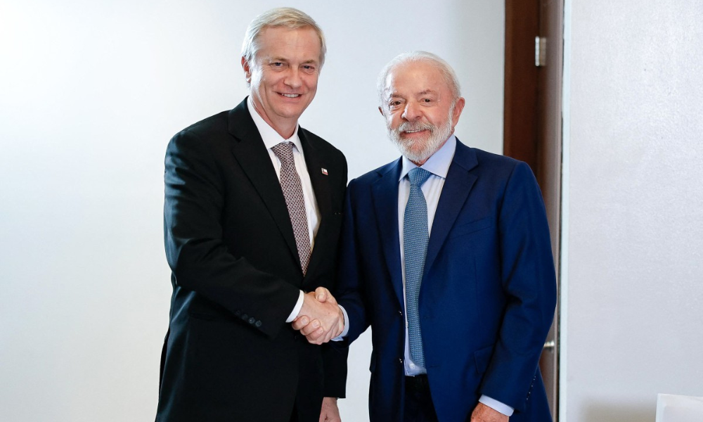 Presidente Lula (PT) cumprimenta o novo presidente do Chile, José Antonio Kast, durante uma reunião bilateral no 'Fórum Econômico Internacional da América Latina e do Caribe', na Cidade do Panamá, em janeiro