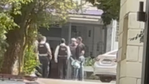 Tenente-coronel Geraldo Leite Rosa Neto recebe abraço de policial ao chegar no Presídio Militar Romão Gomes