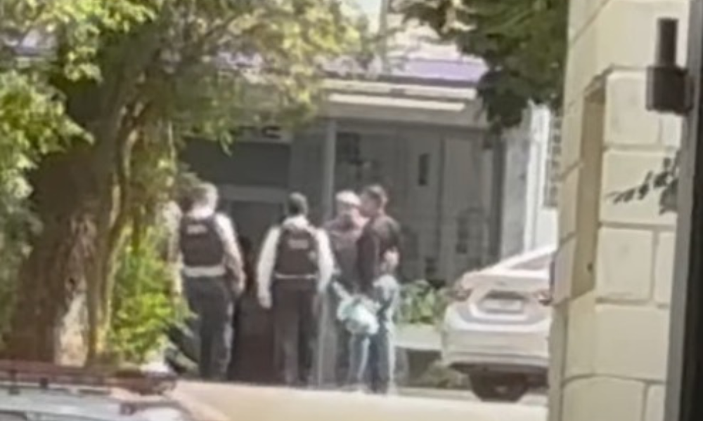 Tenente-coronel Geraldo Leite Rosa Neto recebe abraço de policial ao chegar no Presídio Militar Romão Gomes