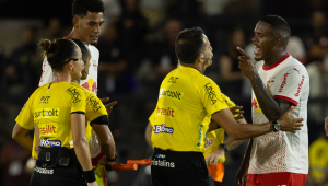 Zagueiro do Bragantino Gustavo Marques (à dir.) reclama com a arbitragem de Daiane Caroline Muniz dos Santos, após confronto contra o São Paulo