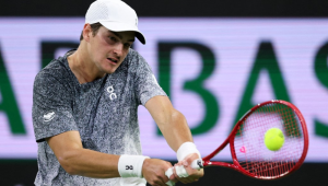 João Fonseca durante partida contra o americano Tommy Paul, em Indian Wells