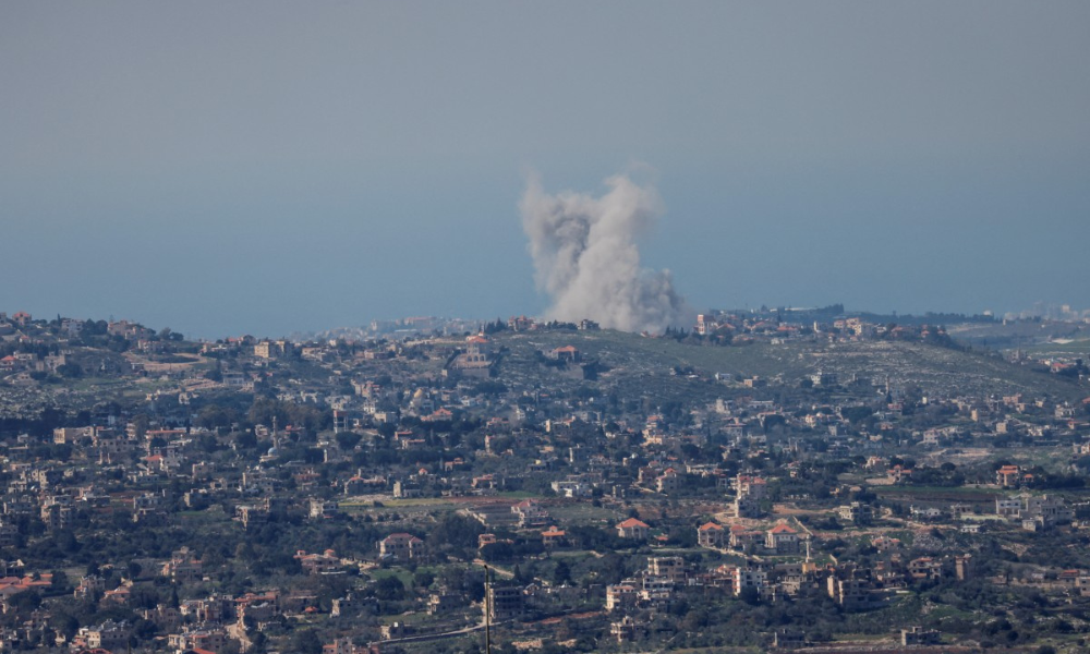 Vista da fronteira norte entre Israel e Líbano, com fumaça no local de um ataque aéreo israelense no sul do país libanês, nesta segunda-feira (2)