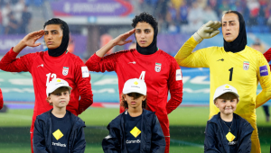 Jogadoras iranianas prestam continência durante o hino nacional antes da partida da Copa da Ásia entre Irã e Filipinas