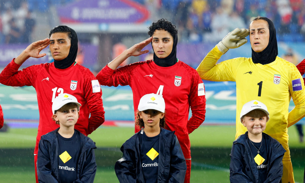 Jogadoras iranianas prestam continência durante o hino nacional antes da partida da Copa da Ásia entre Irã e Filipinas