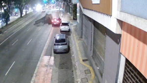 Câmera do Smart Sampa flagra momento em que cratera se abre na Rua da Consolação, em São Paulo