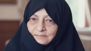 Mansoureh Khojasteh Bagherzadeh, de 79 anos, esposa do líder supremo do Irã, o aiatolá Ali Khamenei, morreu nesta segunda-feira (2)