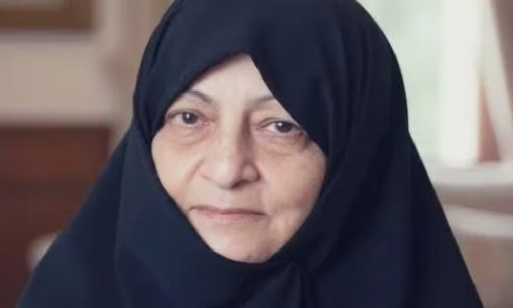 Mansoureh Khojasteh Bagherzadeh, de 79 anos, esposa do líder supremo do Irã, o aiatolá Ali Khamenei, morreu nesta segunda-feira (2)