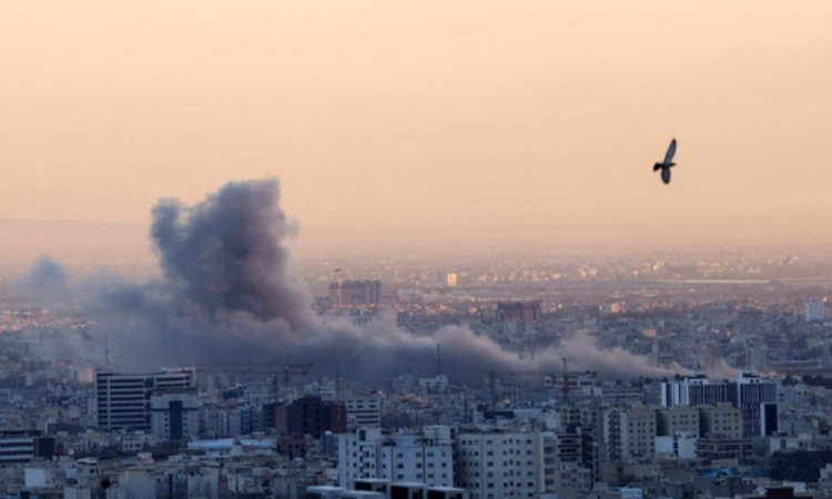 Irã ameaça atacar ‘centros econômicos’ do Oriente Médio em resposta aos bombardeios