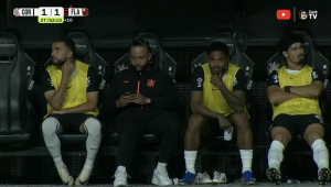 Memphis é denunciado e pode ser suspenso por uso de celular no banco