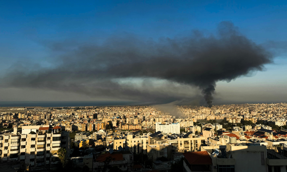 Colunas de fumaça se elevam dos locais dos ataques aéreos israelenses nos subúrbios do sul de Beirute em 3 de março de 2026. O exército israelense emitiu novas ordens de evacuação para dezenas de locais no Líbano em 3 de março, incluindo um alerta aos moradores de dois bairros do sul de Beirute para que se mantivessem afastados de vários edifícios devido a uma operação iminente.