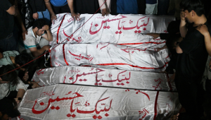 Muçulmanos xiitas lamentam durante o funeral dos manifestantes mortos em um protesto em frente ao Consulado dos EUA em Karachi, em 1º de março de 2026, após a morte do líder supremo do Irã, o aiatolá Ali Khamenei, em meio a ataques dos EUA e de Israel. Pelo menos nove pessoas foram mortas durante protestos pró-Irã no consulado dos Estados Unidos na megacidade paquistanesa de Karachi, em 1º de março, de acordo com um balanço hospitalar visto pela AFP.