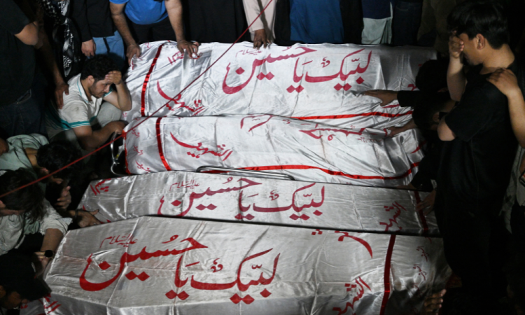 Muçulmanos xiitas lamentam durante o funeral dos manifestantes mortos em um protesto em frente ao Consulado dos EUA em Karachi, em 1º de março de 2026, após a morte do líder supremo do Irã, o aiatolá Ali Khamenei, em meio a ataques dos EUA e de Israel. Pelo menos nove pessoas foram mortas durante protestos pró-Irã no consulado dos Estados Unidos na megacidade paquistanesa de Karachi, em 1º de março, de acordo com um balanço hospitalar visto pela AFP.