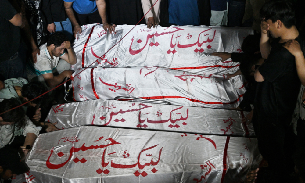 Muçulmanos xiitas lamentam durante o funeral dos manifestantes mortos em um protesto em frente ao Consulado dos EUA em Karachi, em 1º de março de 2026, após a morte do líder supremo do Irã, o aiatolá Ali Khamenei, em meio a ataques dos EUA e de Israel. Pelo menos nove pessoas foram mortas durante protestos pró-Irã no consulado dos Estados Unidos na megacidade paquistanesa de Karachi, em 1º de março, de acordo com um balanço hospitalar visto pela AFP.