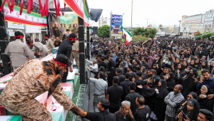 Nesta imagem obtida pela agência de notícias iraniana ISNA, pessoas em luto participam do funeral de crianças mortas em um suposto ataque a uma escola primária na província iraniana de Hormozgan, em Minab, em 3 de março de 2026. A mídia iraniana noticiou centenas de vítimas iranianas, inclusive em uma escola para meninas, embora repórteres da AFP não tenham conseguido verificar os números de forma independente. A guerra iniciada pelos Estados Unidos e Israel contra o Irã se espalhou pelo Oriente Médio, ameaçando mergulhar a economia global no caos, com o Líbano e os exportadores de energia do Golfo arrastados para o conflito.