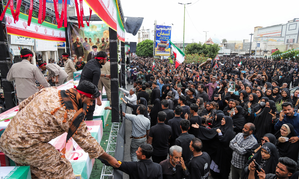 Nesta imagem obtida pela agência de notícias iraniana ISNA, pessoas em luto participam do funeral de crianças mortas em um suposto ataque a uma escola primária na província iraniana de Hormozgan, em Minab, em 3 de março de 2026. A mídia iraniana noticiou centenas de vítimas iranianas, inclusive em uma escola para meninas, embora repórteres da AFP não tenham conseguido verificar os números de forma independente. A guerra iniciada pelos Estados Unidos e Israel contra o Irã se espalhou pelo Oriente Médio, ameaçando mergulhar a economia global no caos, com o Líbano e os exportadores de energia do Golfo arrastados para o conflito.