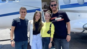 Nikolas, que frequenta a Lagoinha, aparece em uma foto nas redes sociais diante do Embraer 505 Phenom 300 ao lado de Batista, da mulher do pastor, Mariel, e da influenciadora cristã Jey Reis, que publicou o registro.