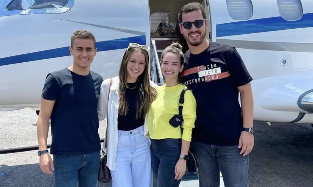 Nikolas, que frequenta a Lagoinha, aparece em uma foto nas redes sociais diante do Embraer 505 Phenom 300 ao lado de Batista, da mulher do pastor, Mariel, e da influenciadora cristã Jey Reis, que publicou o registro.