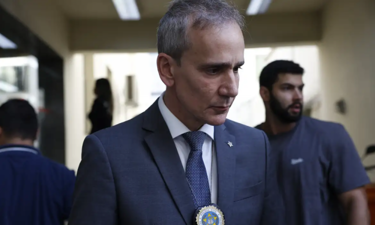 Rio de Janeiro (RJ), 04/03/2026 – O delegado Angelo Lages, da 12ª Delegacia Policial, fala sobre a prisão de quatro réus do caso de estupro coletivo de uma adolescente ocorrido em Copacabana. Foto: Fernando Frazão/Agência Brasil